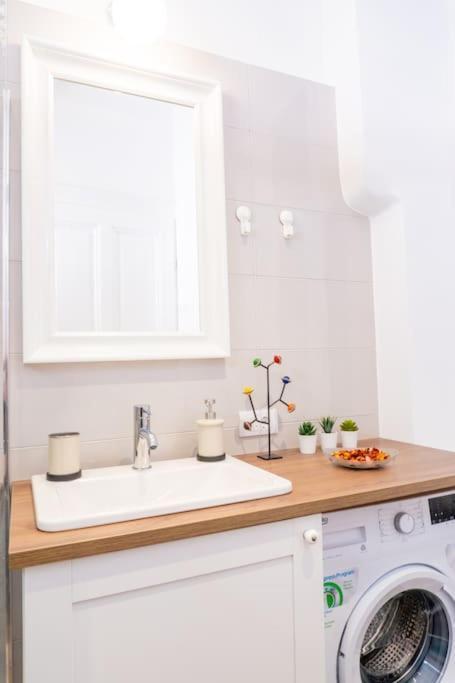 Central And Comfy 2Bdr Apartment Near Parliament Belgrade Exterior photo